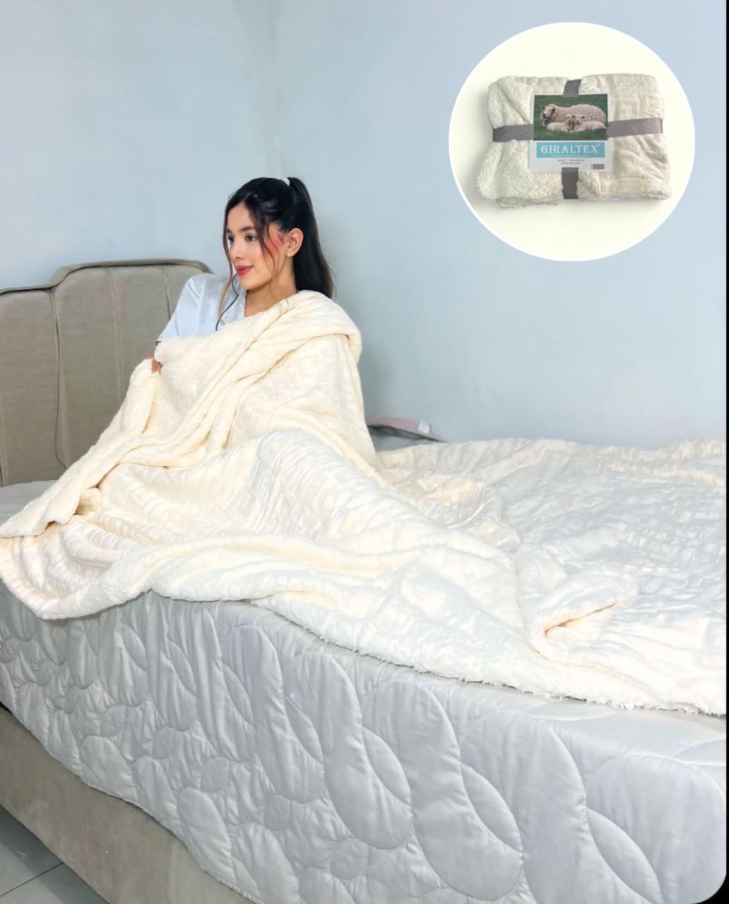 Cobija Tipo Sherpa Troquelada Superior Beige